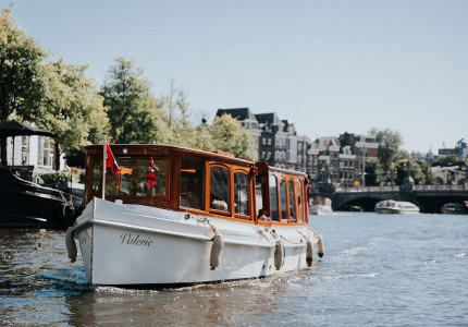 Een luxe vaartocht over de Amsterdamse grachten