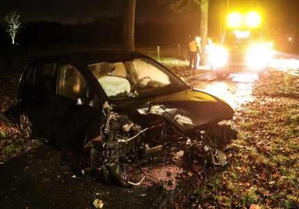 Motorblok slingert uit auto na frontale botsing tegen boom
