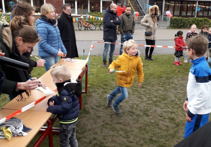 Basisschool De Zonnewende schenkt 100 fietsen aan Apeldoornse kinderen