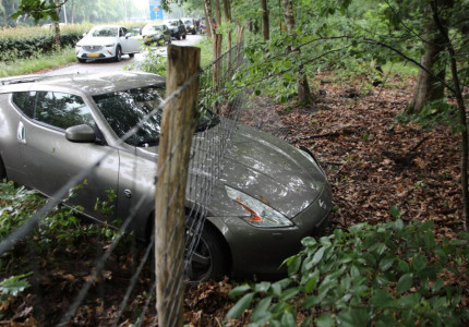 Auto belandt in hekwerk langs Europaweg in Ugchelen