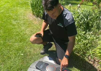 Lars Hollegien van start met eigen bedrijf voor robotmaaiers