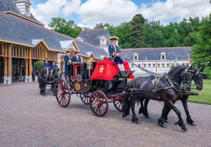 Koninklijke paardenkracht op het stallenplein
