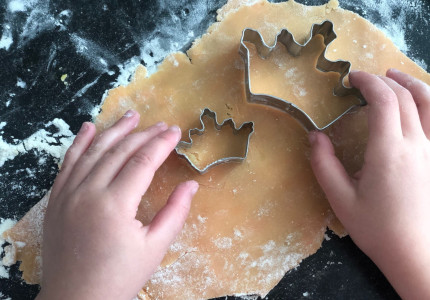 Koekjes bakken voor ouderen in de meivakantie