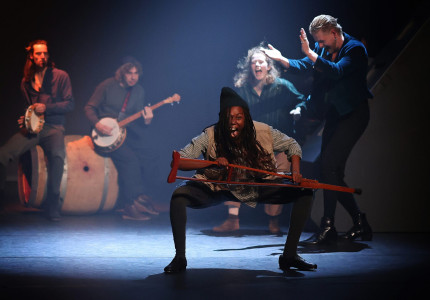 Jungledieren op podium schouwburg   