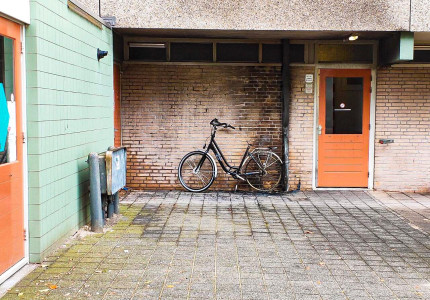 Fiets in de brand; politie denkt aan brandstichting