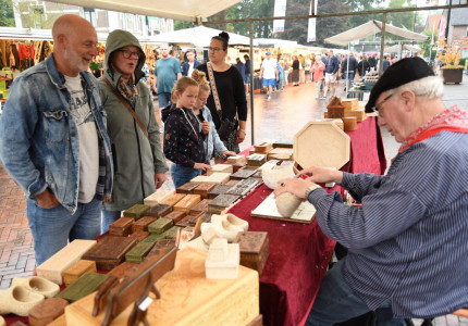 Oude ambachten bekijken bij Veluwse Avondmarkt