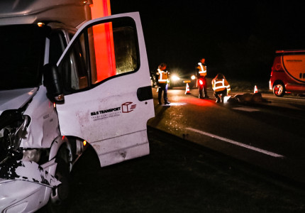 Hert overleden na botsing met vrachtwagentje in Uddel; Bestuurder gewond