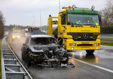 Auto volledig uitgebrand op A50 bij Apeldoorn