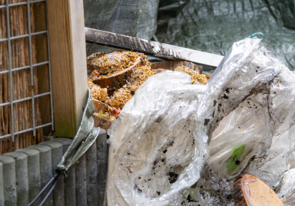 Frituurvet omsmelten voor vogeltaartjes gaat mis: vlam in de pan, schuur in brand