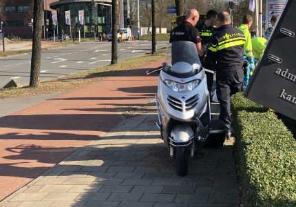 Bestuurder motorscooter gewond na aanrijding met pakketbezorger