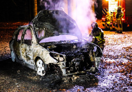 Auto verwoest na brand bij Radio Kootwijk
