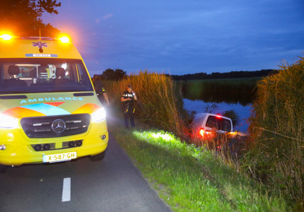 Bestelauto te water Vaassen