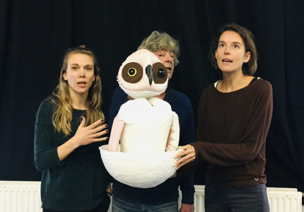 Poppenspelers, een gebarentolk en een vrolijk verhaal