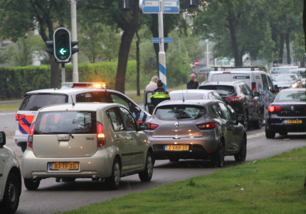 Gewonde bij botsing tussen drie voertuigen in Apeldoorn