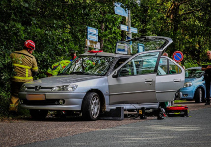 Bijrijder bekneld na botsing tussen camperbusje en auto op Arnhemseweg in Beekbergen