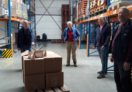 Lionsclub doneert pannenkoekenmeel aan Voedselbank Deventer