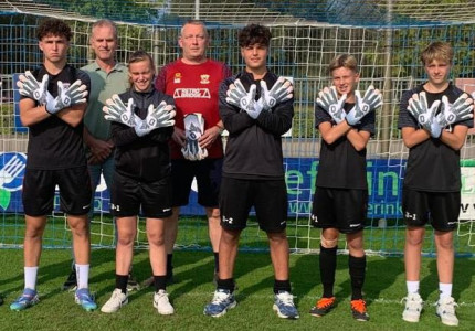 Nieuwe keepershandschoenen voor Voetbalacademie