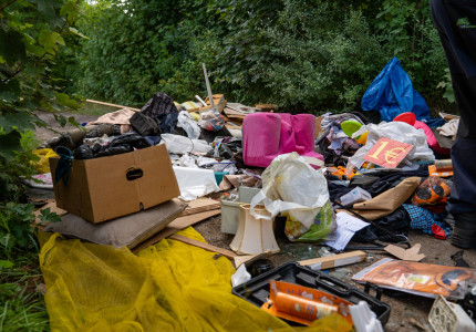 Enorme hoeveelheid afval gedumpt in buitengebied Deventer, weg geblokkeerd