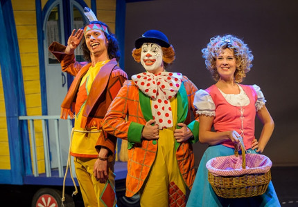 Pipowagen op het theaterpodium