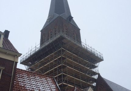 De steiger van de kerk op
