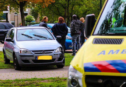 Automobiliste ramt verkeersbord omver