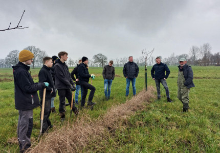 Vrijwilligers planten 500 struiken naast boomgaard