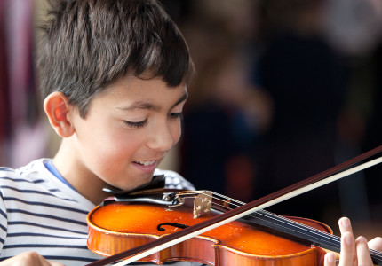 Even lekker los op instrumenten tijdens Open Dag Muziek