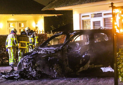 Brandstichting op privéterrein; auto compleet verwoest