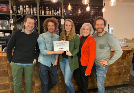 Kerstbomenactie Leienplein ruim 1700 euro op voor ASK Theater