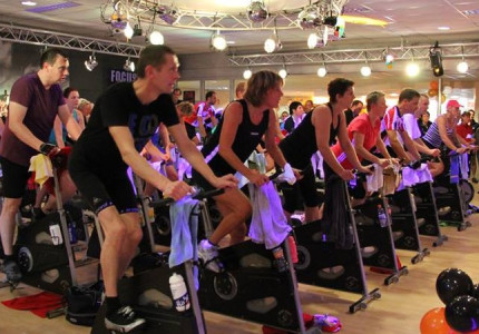 Trainen op een stationaire fiets
