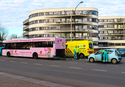 Bus botst op auto in Apeldoorn; Geen gewonden