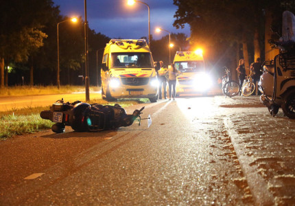 Scooterrijder en fietser botsen op fietspad; twee gewonden