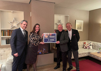 Ronnie Tober ontvangt cheque voor Stichting Ronnie Tober Foundation