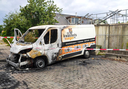 Bestelbus in de brand; politie doet onderzoek