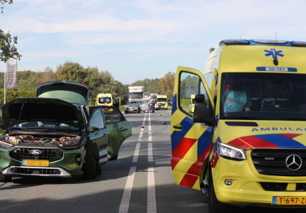 N302 volledig dicht na ernstig ongeluk met twee auto’s, zeker drie gewonden