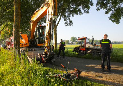 Ernstig ongeluk graafmachine bakwagen in Oene bestuurder bekneld en zwaargewond