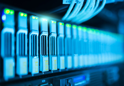 Investeer in server racks voor het op rolletjes laten lopen van je bedrijf