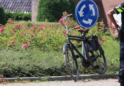 Fietser lichtgewond bij aanrijding op rotonde in Apeldoorn