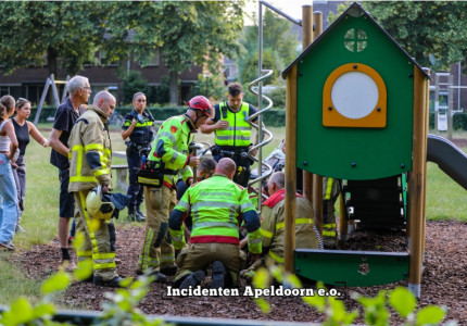 Meisje vast met voeten in speeltoestel Apeldoorn