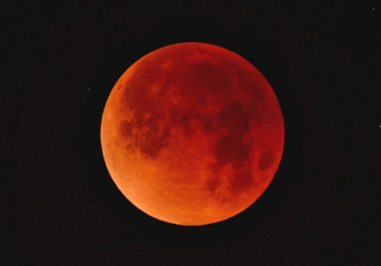 In de bloedhitte kijken naar de bloedmaan