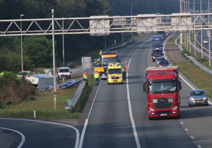 Bestelwagen belandt op zijn kant na ongeval op A50 bij Loenen