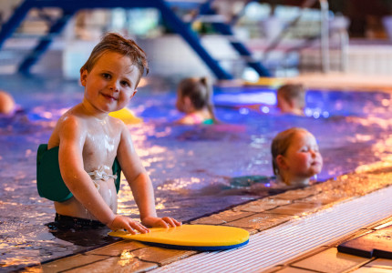 Zwemlessen deze week weer van start: ‘De uitdaging is een goede begeleiding van de kinderen buiten het zwemmen om’