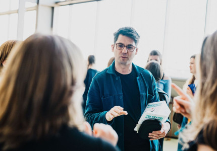 Schrijftolken helpen met gesprekken op boekenmarkt