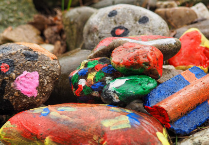 ‘Happy stones’ bij het kruis