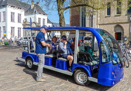 E-Bus Citytourterug in straatbeeld