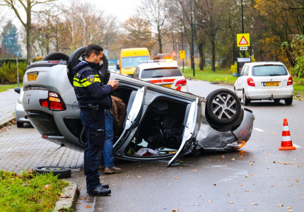 Auto vliegt op de kop na aanrijding
