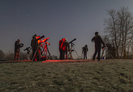 Kijken naar maansverduistering