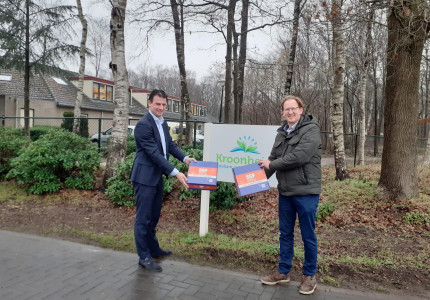 SGP-kandidaten bezorgen stroopwafels bij zorginstellingen
