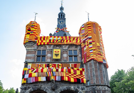 Voorstad Verbindt: breidames kleuren Deventer rood-geel