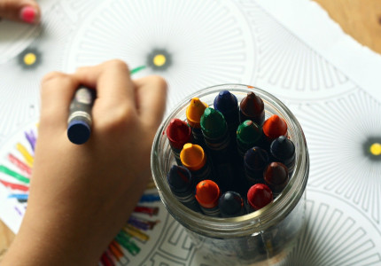 Kinderhulp collecteert digitaal voor school- en speelmateriaal